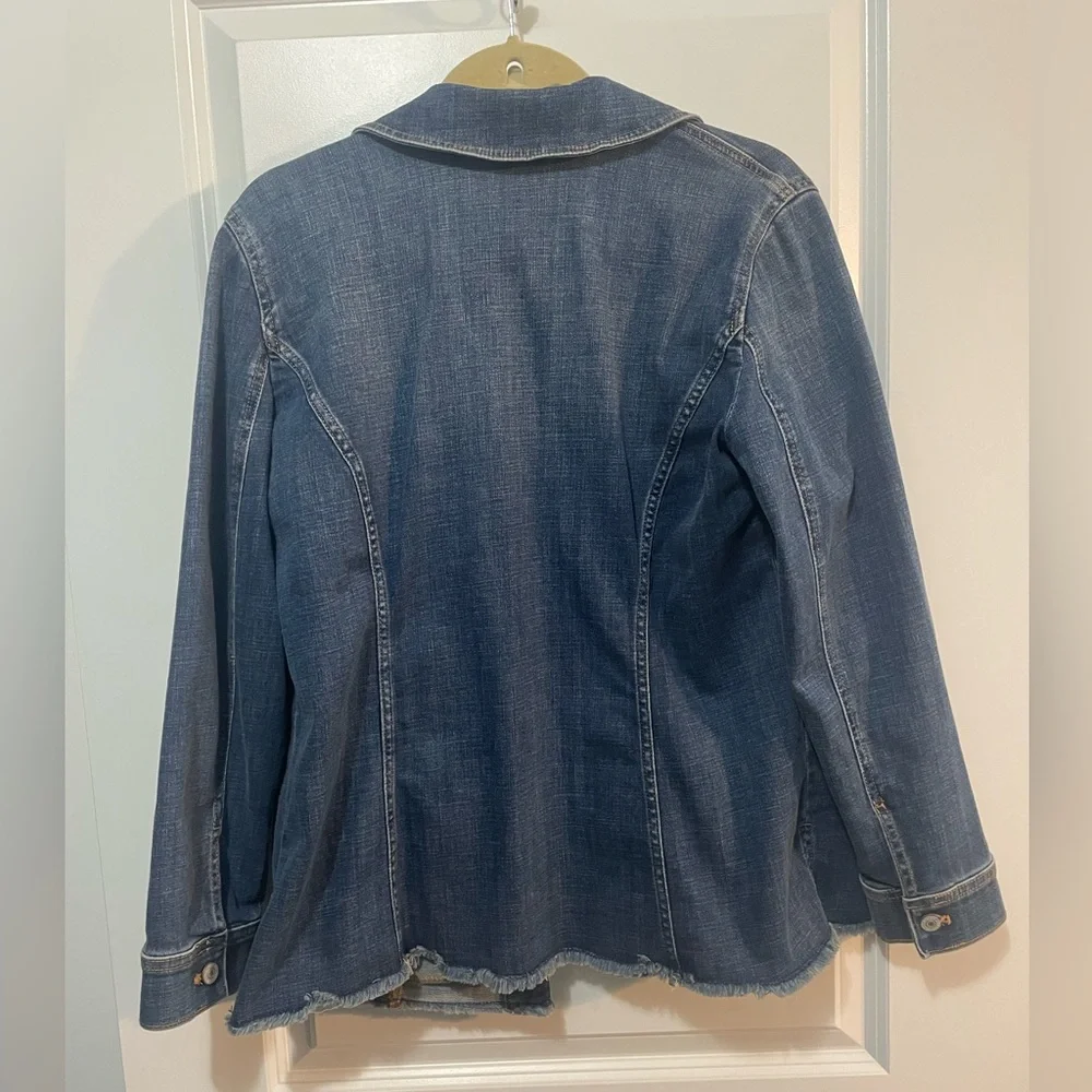 Chico’s Classic Blue Jean Jacket with Front Pockets and Raw Edge Hem Sz Large - Picture 2 of 7